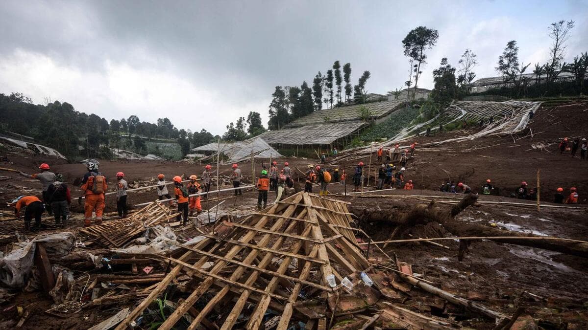 Cisarua landslide.jpg