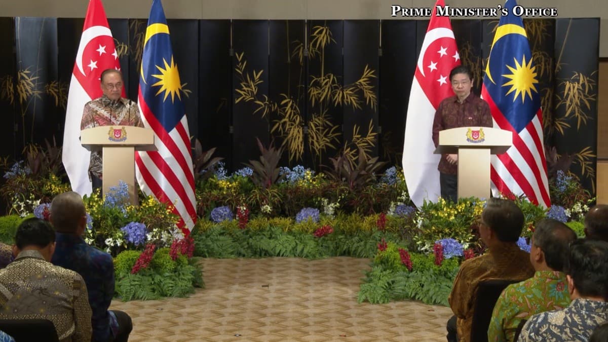 PM and Anwar during submit.jpg