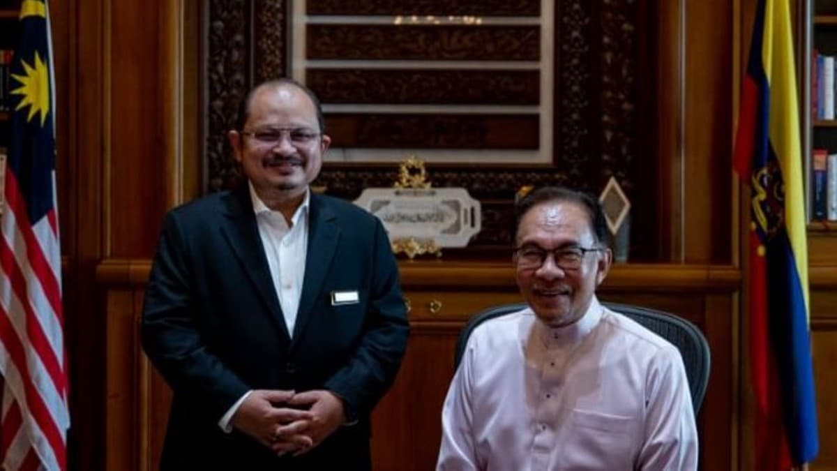 Shamsul and PM Anwar.jpg