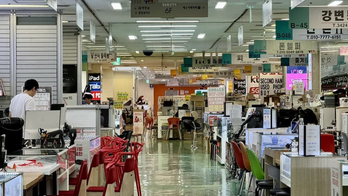 South Korean handphone shops.jpg