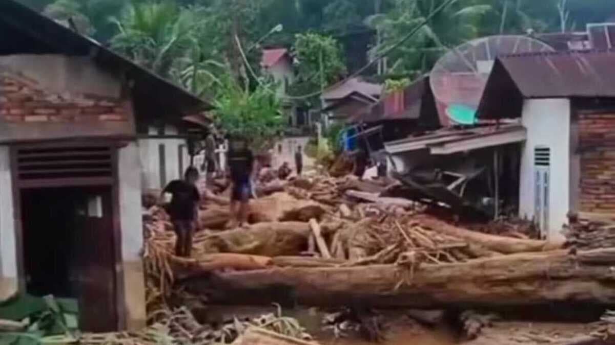 Sumatra flodd house destroyed.jpeg