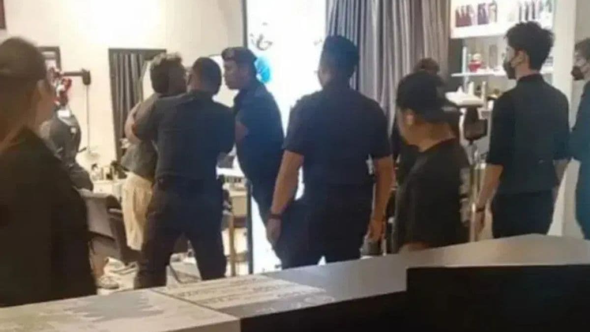 sg men arrested in jb.jpg