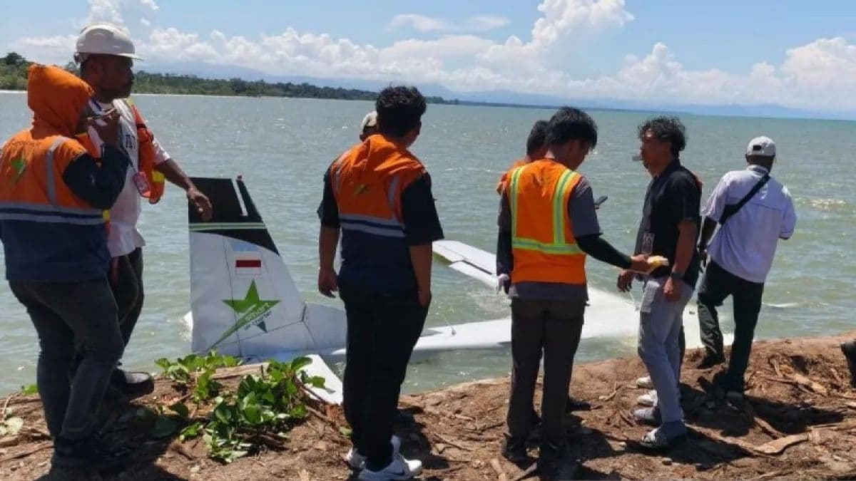 A Smart Air Caravan aircraft made an emergency landing in coastal waters near Nabire.jpg