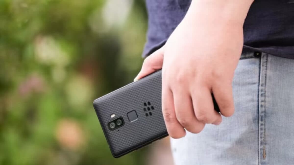 Cellphone upskirt illlustrations.jpg