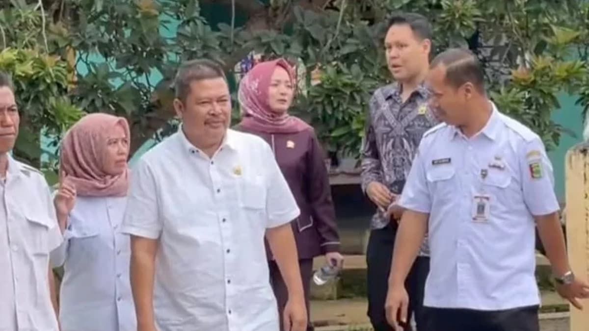 DPRD members visit children denied MBG.jpg