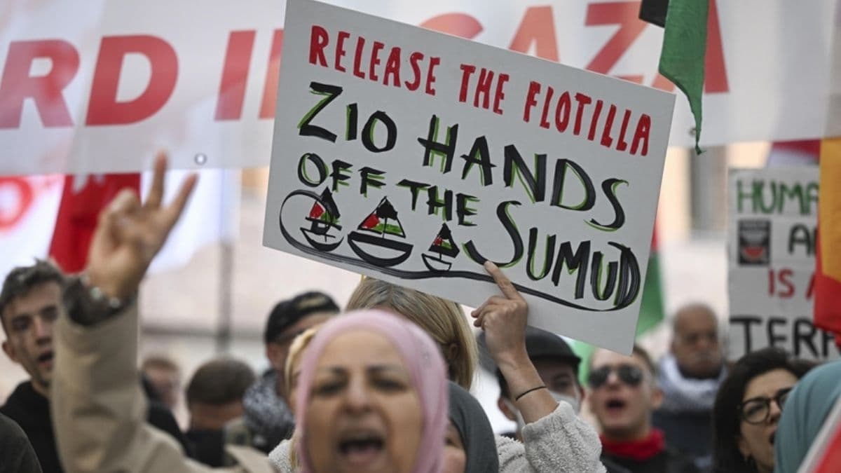 Demonstrators gather in front of the German Foreign Ministry to protest in support of the Global Sumud Flotilla, in Berlin, Germany on 2 October 2025..jpg