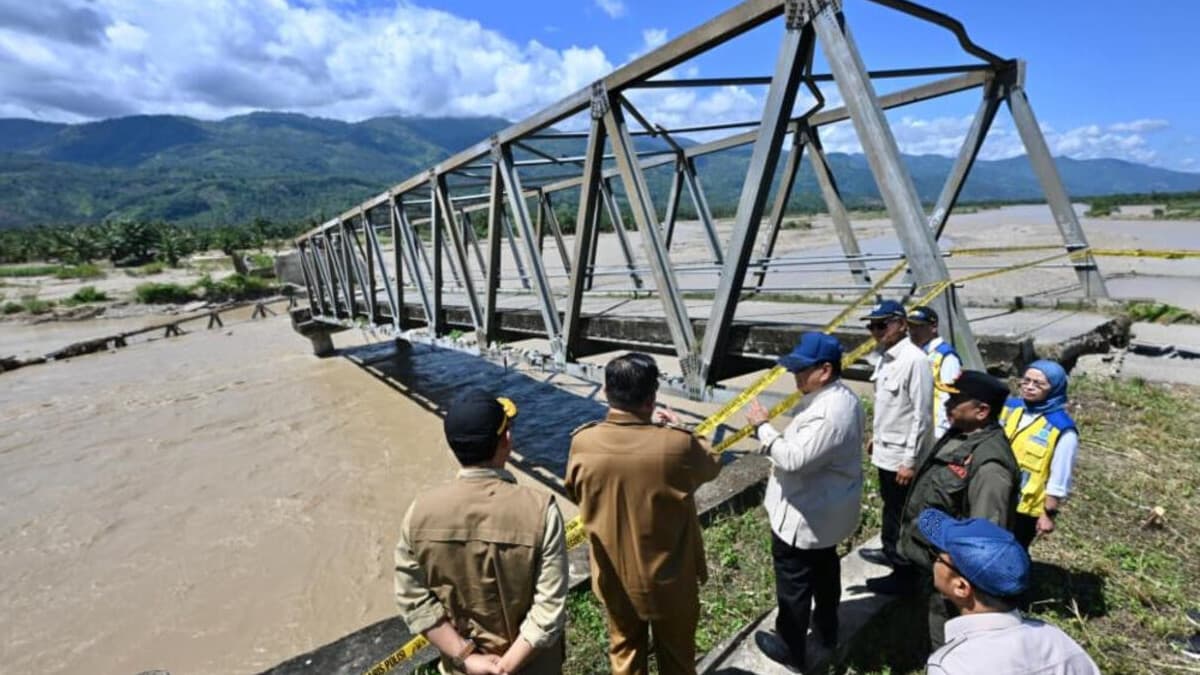 Prabowo visits Sumatra.jpg