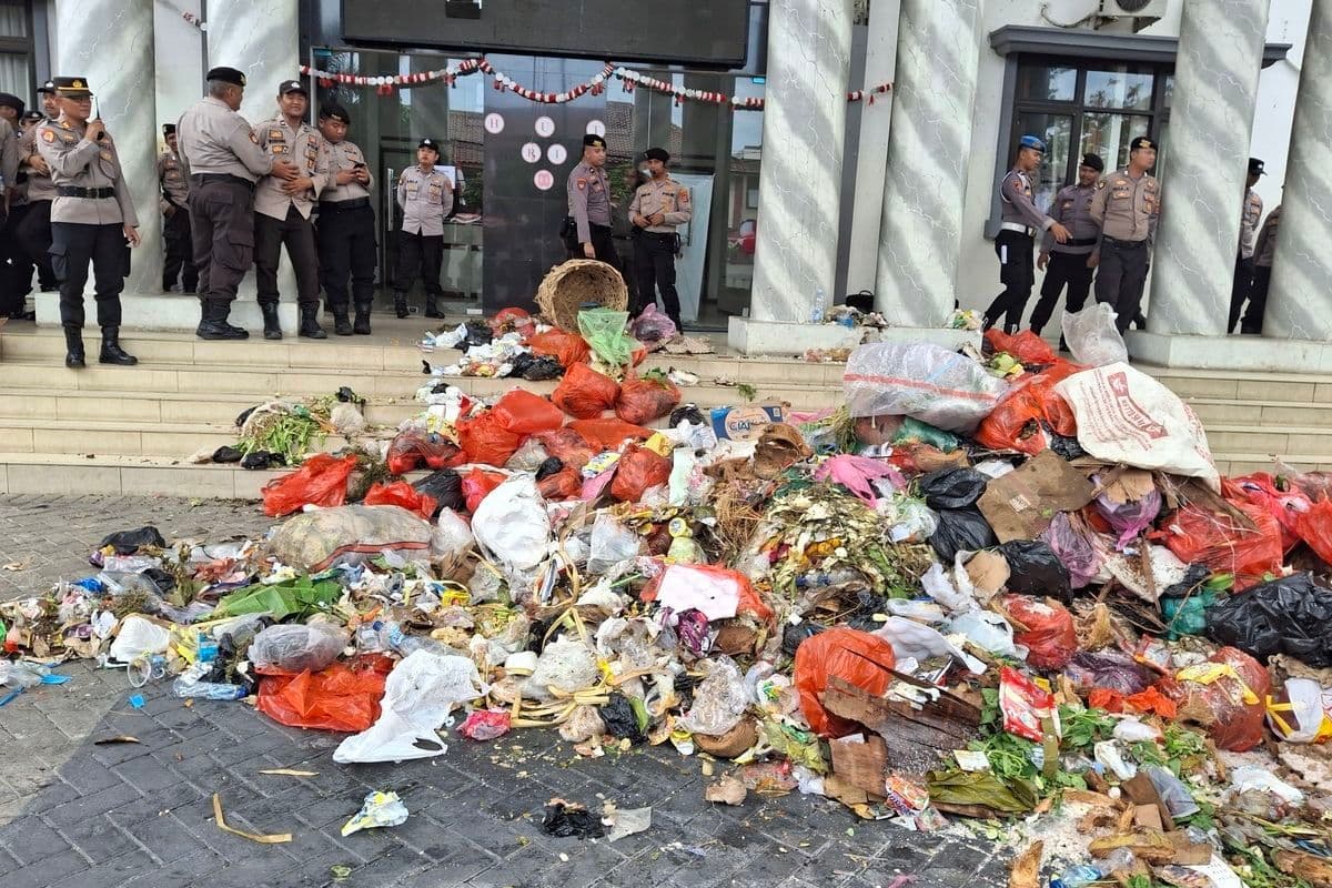 Residents dumped garbage in front of the Pandeglang Regent’s office to protest a waste management agreement with South Tangerang..jpg
