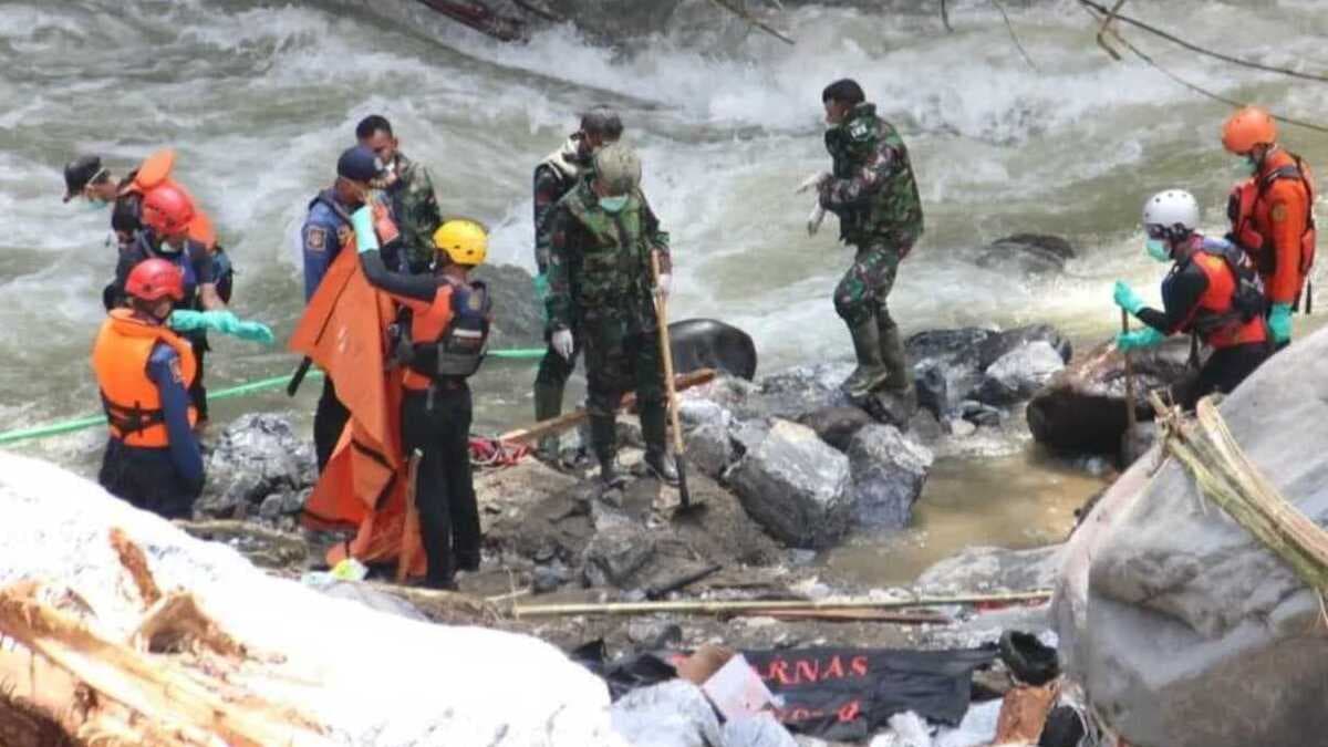 Rscue Sumatra victims.jpeg