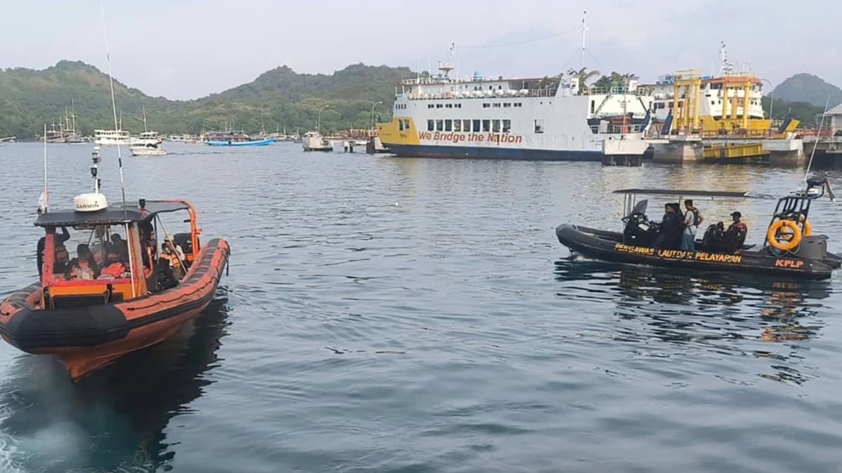 Search for victims of sinking boat Labuan Bajo Spanish Tourists.jpg