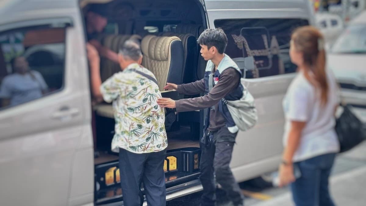 Singaporeans evacuated from Hatyai.jpg