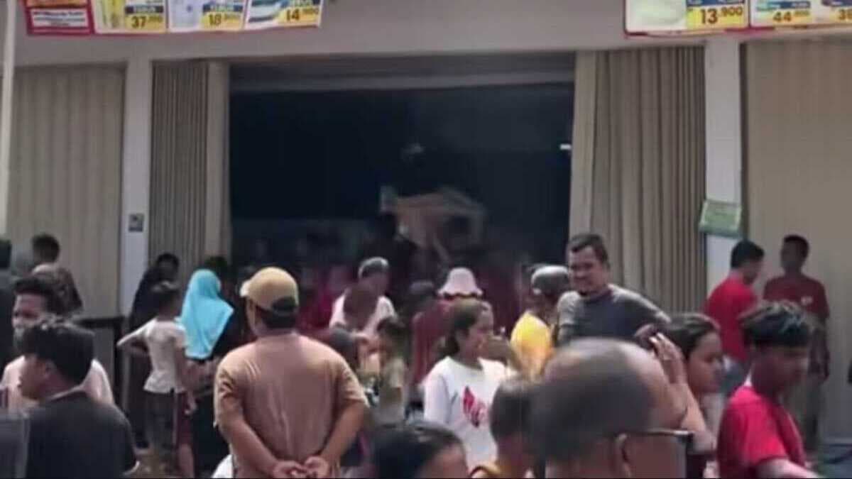 Sumatra looting.jpeg