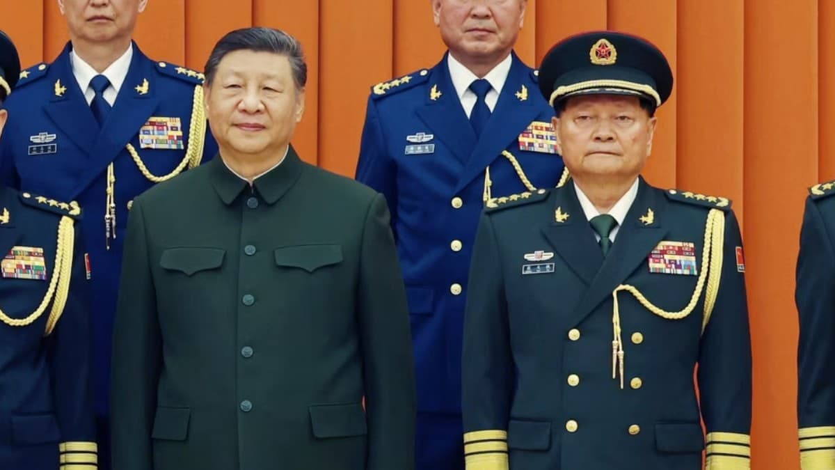Zhang Youxia and Xi Jinping.jpg