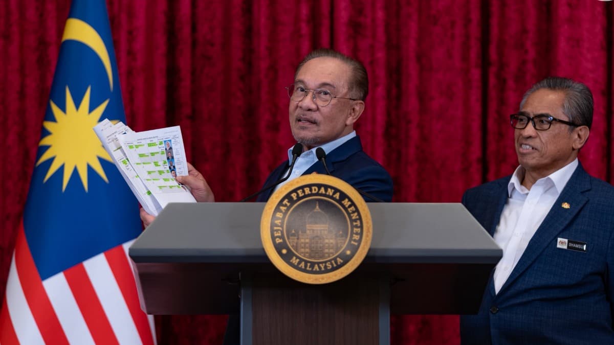 anwar announces new cabinet on 16 Dec.jpg