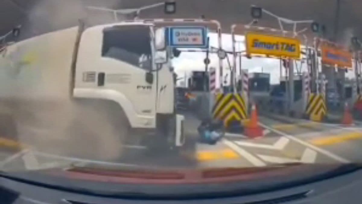 puchong toll truck.jpg